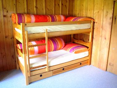 Etagenbett im Drei-Bettzimmer mit Sat-TV