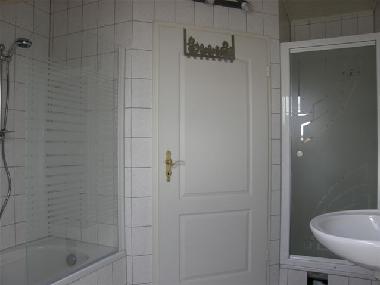 Badezimmer mit Wannenbad, Dusche/WC, Waschmaschine und Trockner