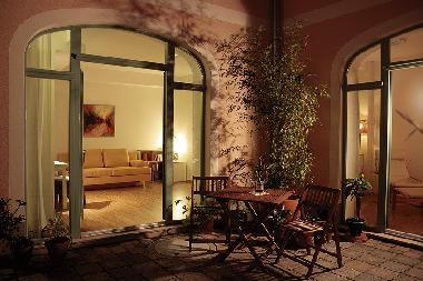 Wohnzimmer links und Schlafzimmer rechts aus dem Patio gesehen