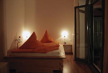 Schlafzimmer 1,60 x 2,00 mit Austritt in den Patio
