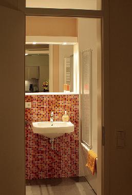 Badezimmer mit WC, Waschbecken und Badewanne mit Duschmglichkeit