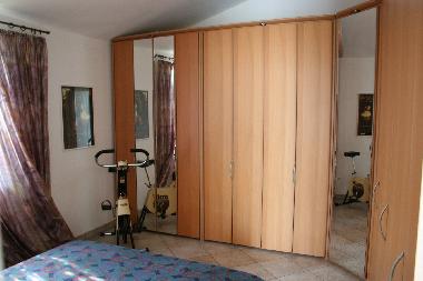 ...... mit mehr als f�nf Meter Schrankwand Platz f�r die Garderobe