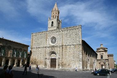 .... Atri, die Perle der Adria mit der eigenwilligen Fassade der Kathedrale 