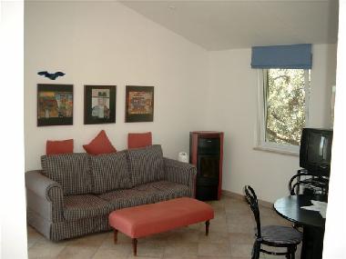 und gem�tlicher Couch und Pellets-Ofen 