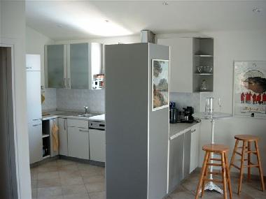 Mit allen Ger�ten und Utensilien und ausreichend Geschirr ausgestattete moderne K�che