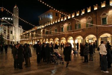 direkt am Piazza di Popoli, einen im venezianischen Stil gestalteten Marktplatz