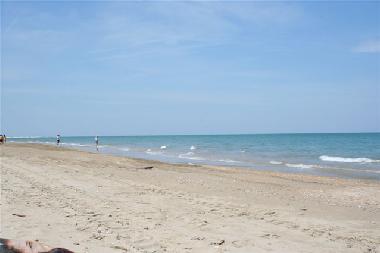 Oder aber Richtung Norden entlang dem kilometerlangen Sandstrand Richtung