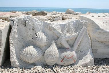 und einer von K�nstlern gestalteten Mole am Hafen