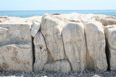 mehr als hundert Skulpturen machen aus einem Wellenbrecher ein Kunstobjekt