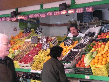 Obststand in der Markthalle
