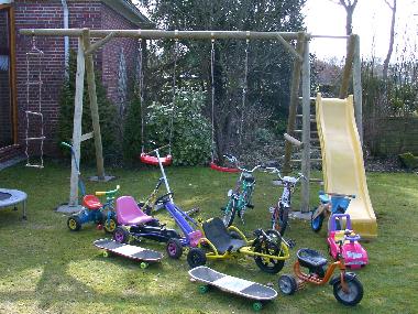 Blick von der Spielwiese auf die Schaukelanlage mit vielen Spielger�ten.