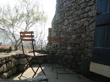 die kleine Terasse vor der Kche, hier trinke ich meinen Kaffee morgens im Sonnenschein, oder das Gl