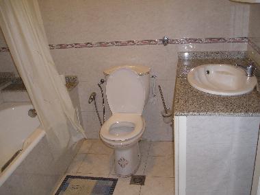 Toilette mit Wanne und Bidet
