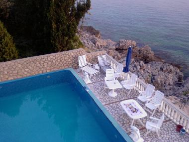 Der pool bietet Sitz- und Liegem�glichkeiten zum Relaxen