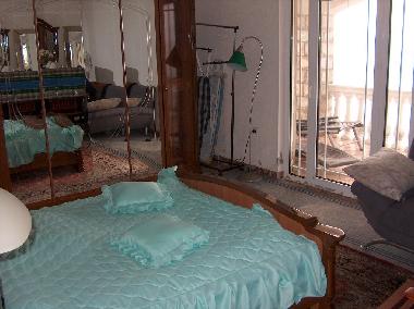 Schlafzimmer, ebenfalls mit direktem Blick aufs Meer