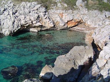 Die Bucht mit Kiesstrand 