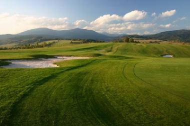 Golfplatz Mlade Buky im Riesengebirge auf wenige Minuten entfert