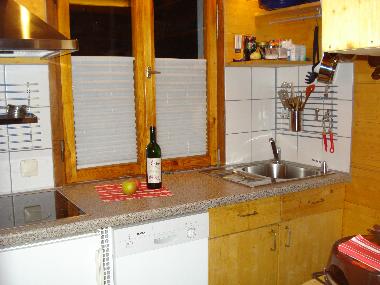 Unsere K�che mit Fenster zur Spielwiese und Park mit allen Ger�ten f�r einen entspannten Urlaub