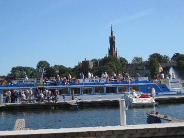 Das Kloster in Malchow ist vom Stadthafen aus gut zu sehen. 