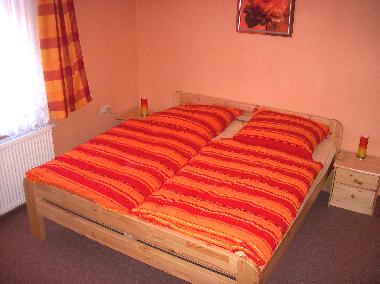 Dies ist das Schlafzimmer mit dem Doppelbett.