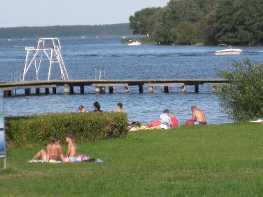 Nach einem kurzen Fu�weg durch den sch�nen Stadtwald (ca. 300 m) sind Sie am Strand. 