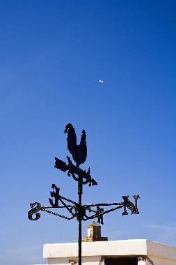 Wetterhahn vor blauem Himmel