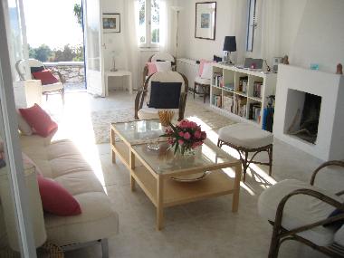 Grosses Wohnzimmer mit Meerblick