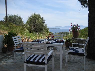 Mittagessen auf Ostterrasse unter Schattiger Pinie mit Blick auf die Insel Skopelos