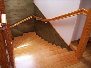 Treppe zum Schlafzimmer und Bad