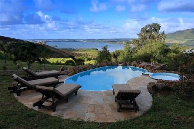 Der Pool mit Sonnenliegen f�r den t�glichen Badespass.