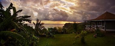 Teil des Gartens und Meer