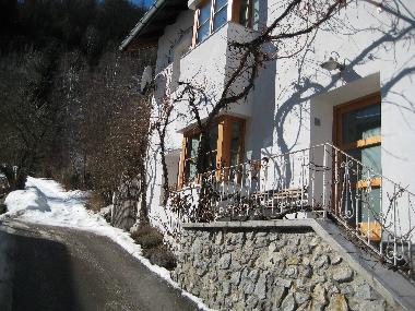 Vor der Ferienwohnung im Winter