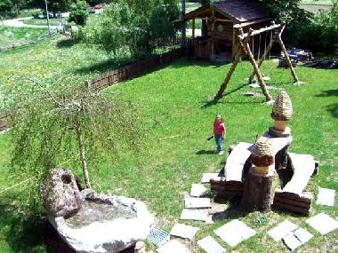 Waldblick Ferienhaus Garten mit Gartentisch und Spielplatz