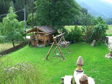 Waldblick Ferienhaus Garten mit Spielplatz und Gartenhaus
