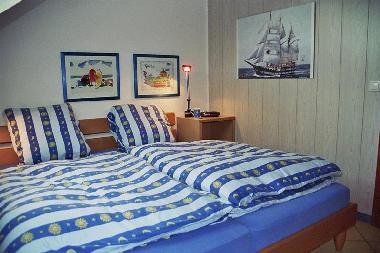 Kleinerer Schlafraum, Doppelbett, groer Schrank etc.