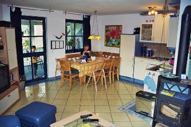 Essecke mit offener Kche, Blick zum Wintergarten