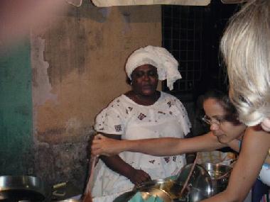 Verk�uferinambulant/ Baina do Acaraj�, sie verkauft Einheimisches Essen auf der Strasse  so zusage k