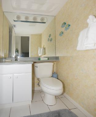 Gste-WC mit Dusche.