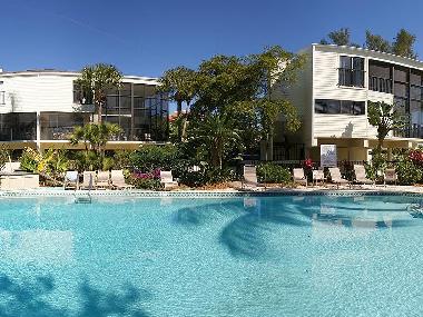 Pool mit Blick auf #6 (links).