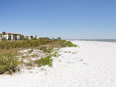 Strand (Blick nach Osten zum Leuchtturm).