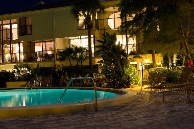 Pool am Abend mit Blick auf #6 (rechts).
