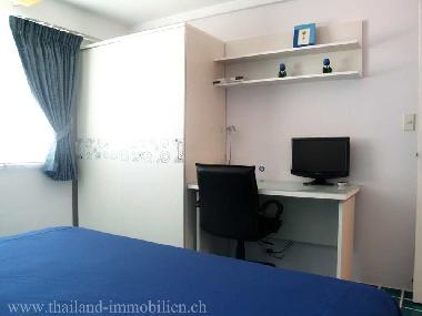 Kleiderschrank und kleiner Schreibtisch mit TV