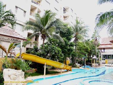 Wohngebaeude und Swimmingpool