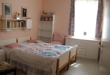 Schlafzimmer mit Doppelbett- 1.Stock