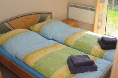 Schlafzimmer mit Doppelbett, Federkernmatratzen und Terrassentre
