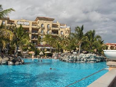 Blick auf das Hauptgeb�ude und Pool