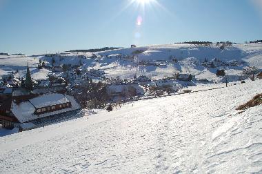 Blick zu zwei der drei Skilifte im Ort