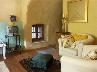 Wohnraum mit Sicht ins Bad