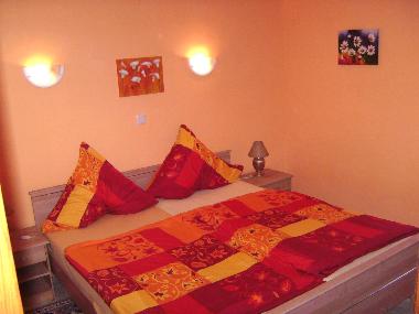 Schlafzimmer orange, untere Wohnung