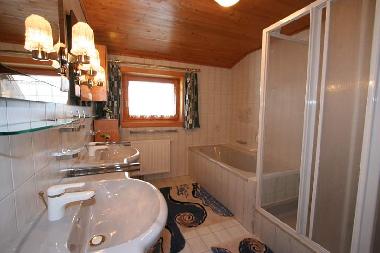 Badezimmer mit Dusche, Badewanne und WC